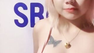 gril showing her assets on cam