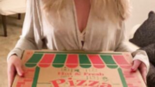 Sedona Sky tips the pizza man