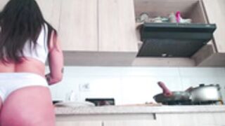 Insanna - CamGirl Livecam Kitchen