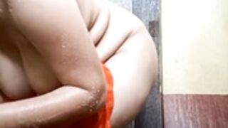 Desi bhabhi bathroom show