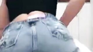 Latino twerk