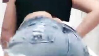 Latino twerk
