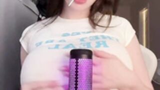 E-girl play with her mic