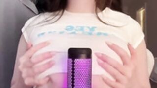 E-girl play with her mic