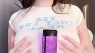 E-girl play with her mic