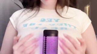 E-girl play with her mic