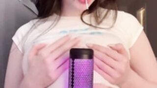 E-girl play with her mic