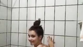 Novinha dançando no banho