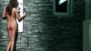 SOPHIE LYNX BATHROOM