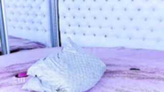 Alina_Miss is like sweet seal momma on a beach