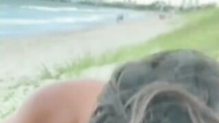 Afrodite Hotwife OF - Chupando pinto na praia pública
