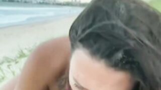 Afrodite Hotwife OF - Chupando pinto na praia pública