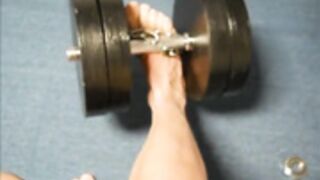 Muscle girl lift weight with feet
