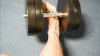 Muscle girl lift weight with feet