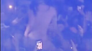 Mc Pipokinha sendo abusada em show