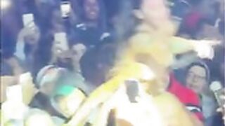 Mc Pipokinha sendo abusada em show