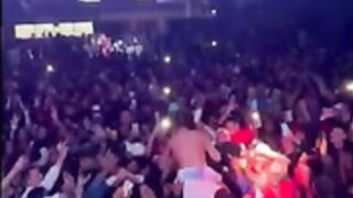 Mc Pipokinha sendo abusada em show