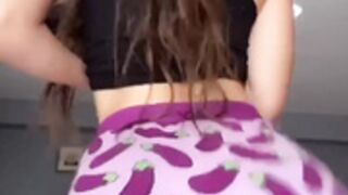 Emarr B twerks on only fans