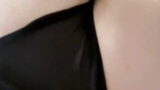 Alva Sjöberg’s kille slår på hennes röv och klämmer