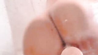 Rebolando gostoso no banho