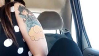 m0rb0h0t_69 en el coche. al fin  se escapan las tetas