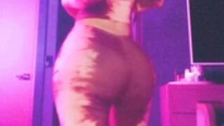 Iggy azalea pants down twerk
