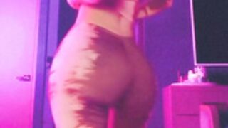 Iggy azalea pants down twerk