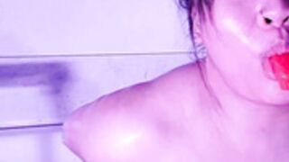 Dolly / ohhiitsdolly showing her huge tits