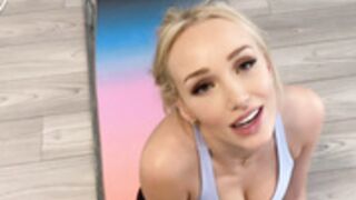 Gwen Gwiz - Yoga teacher