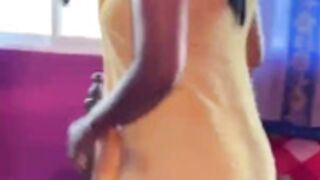 saliendo en toalla para el trabajador