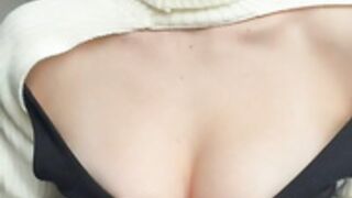 Babykneees shaking her tits