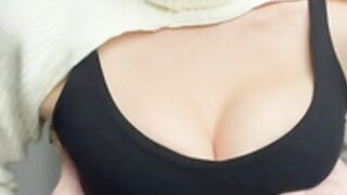 Babykneees shaking her tits