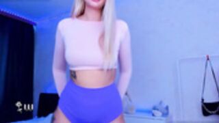 8a8y_nura  2023-04-10 Dances the entire vid, wtf, sit