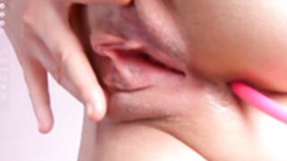 Amylittlestar spreads her pussy