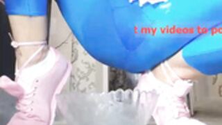 Queen_squirt_orgasm fills half a bowl