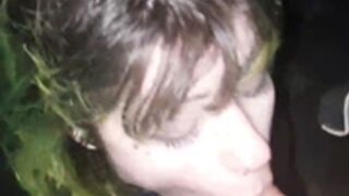 Novinha gótica mamando na pica do namorado