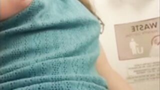 Gia kush masturbándose con un dildo azul