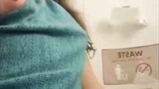 Gia kush masturbándose con un dildo azul