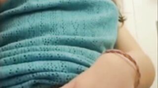 Gia kush masturbándose con un dildo azul