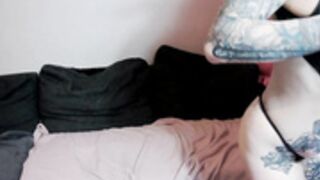 Vikingdeanerys exhibe ses gros seins avant baiser