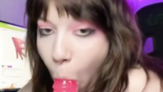 uwucaptain666 dildo suck
