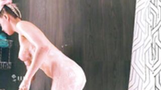 angella_kleee must squeeze evey drop out of her charm