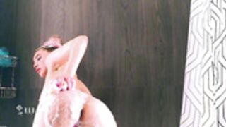 angella_kleee must squeeze evey drop out of her charm