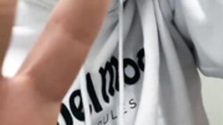 Luana Kazaki - Siririca No Banheiro Masculino