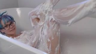 heidiv covers herself in shaving cream