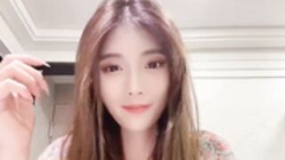 Vivian1994 cute wink and smile