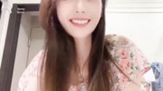 Vivian1994 cute wink and smile