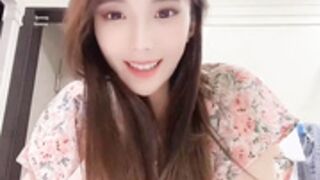 Vivian1994 cute wink and smile