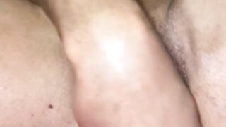 msucular babe fingering herself