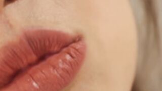 Friv ASMR kissing